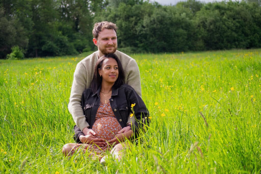 Couple attendant un bébé, séance photo grossesse en extérieur