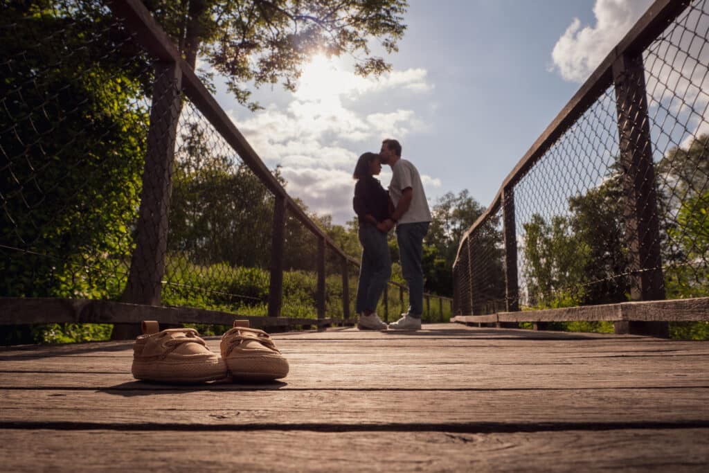 Futurs parents et petits chaussons de bébé, séance photo grossesse